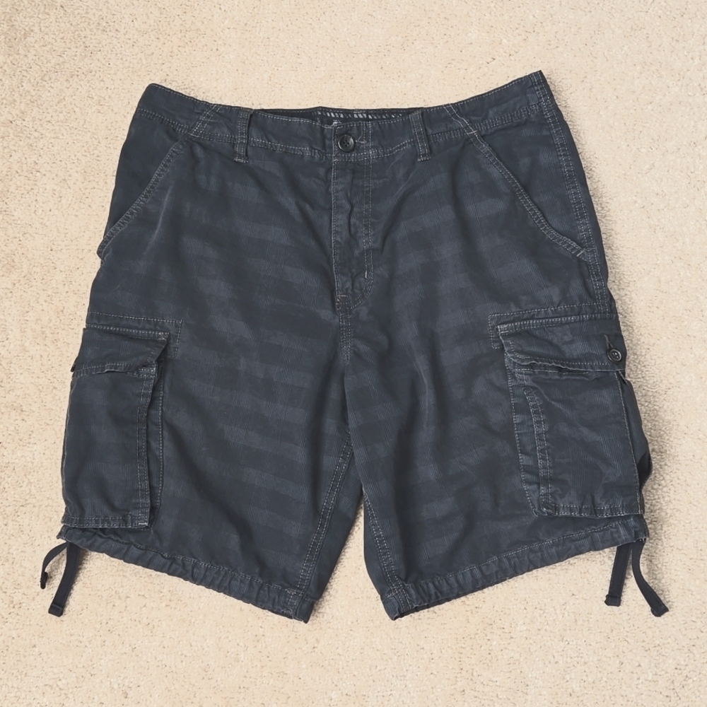 Men's Old Navy gray cargo shorts.